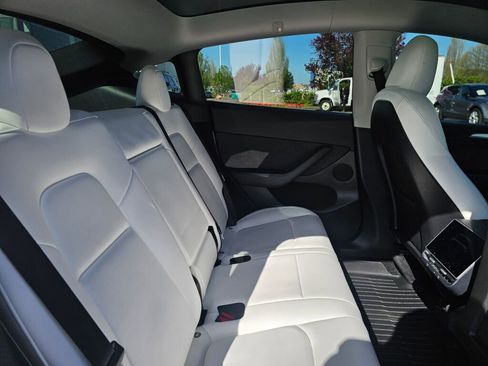 Used 2024 Tesla Model Y Long Range RWD image 15