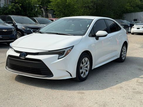 Used 2023 Toyota Corolla LE FWD image 3