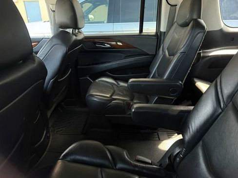 Used 2018 Cadillac Escalade ESV Luxury RWD image 16