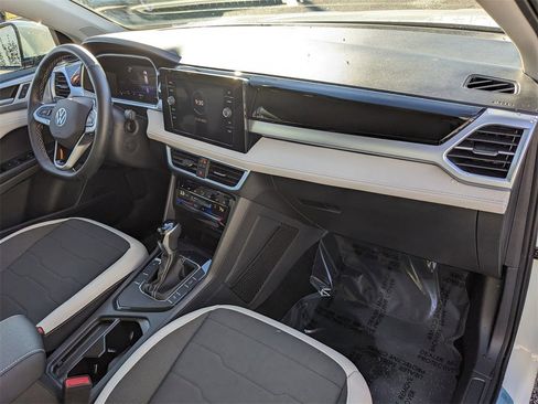 Certified 2025 Volkswagen Taos SE image 12