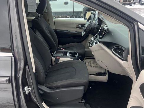 Used 2017 Chrysler Pacifica Touring Plus FWD image 15
