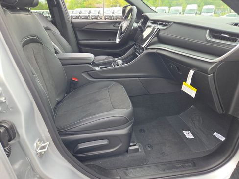 Used 2025 Jeep Grand Cherokee L Laredo image 7
