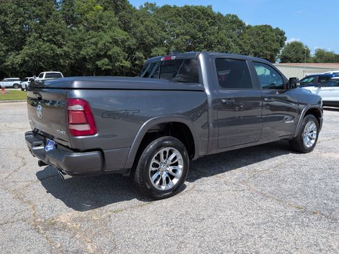 Used 2022 RAM 1500 Laramie AWD/4WD image 3