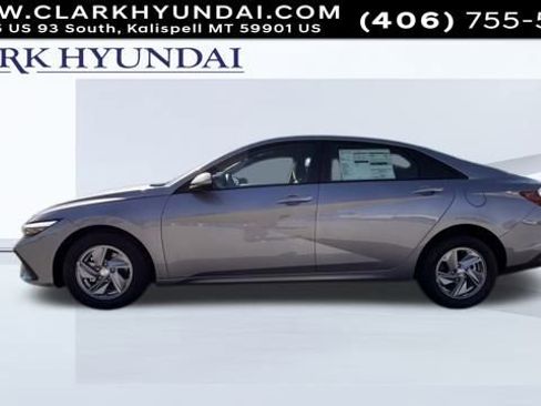 Used 2025 Hyundai Elantra SE image 8