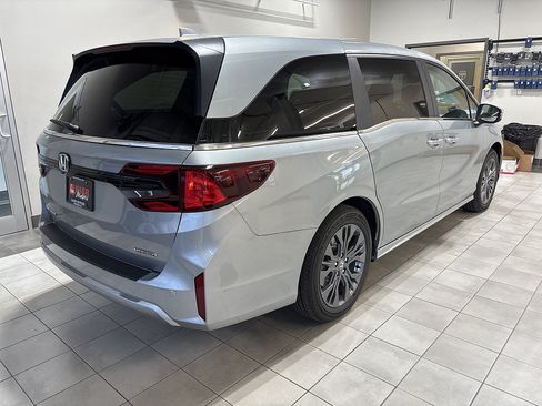 New 2026 Honda Odyssey Touring image 4