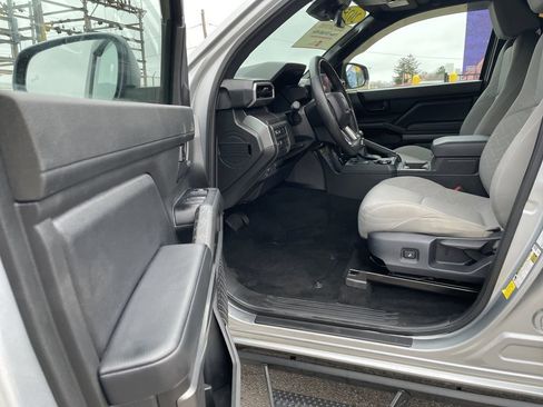 Certified 2025 Toyota Tacoma SR5 AWD/4WD image 15