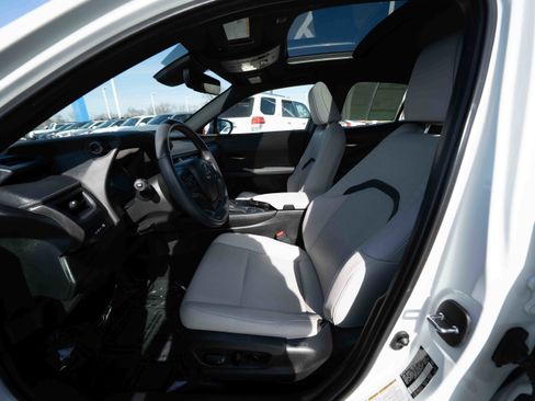 Used 2022 Lexus UX 250h w/ Premium Package image 9