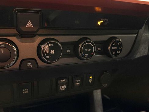 Used 2018 Toyota Tacoma TRD Sport image 21