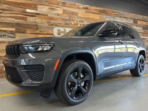 Used 2022 Jeep Grand Cherokee Altitude AWD/4WD image 13