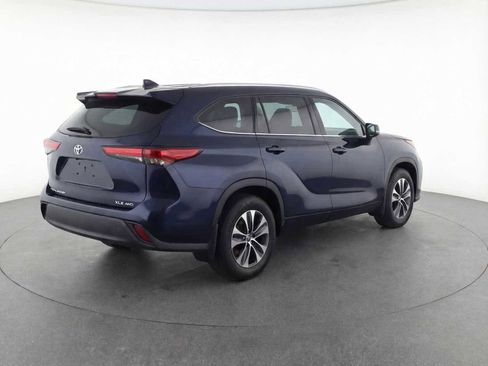 Used 2022 Toyota Highlander XLE image 4