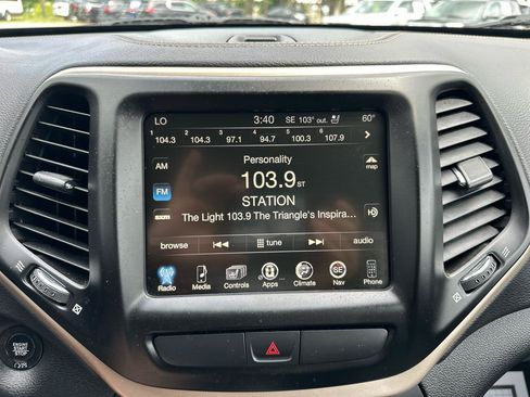 Used 2017 Jeep Cherokee Limited w/ Luxury Group FWD image 12