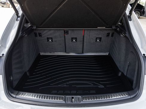 Certified 2023 Porsche Macan image 40