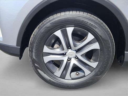 Used 2017 Toyota RAV4 LE FWD image 27