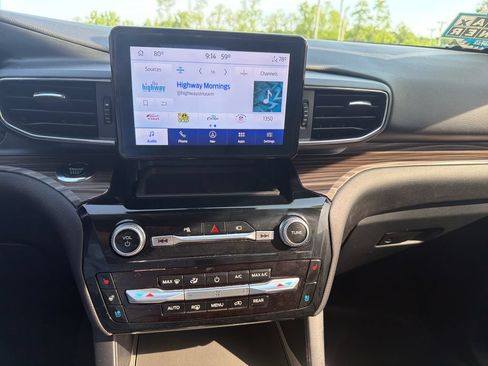 Used 2022 Ford Explorer Limited w/ Equipment Group 301A AWD/4WD image 27