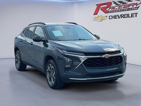 Used 2025 Chevrolet Trax LT FWD image 7