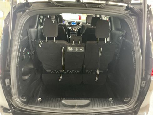 Used 2020 Chrysler Pacifica Touring w/ S Appearance Package FWD image 12