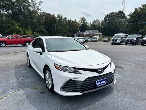 Used 2021 Toyota Camry LE image 4