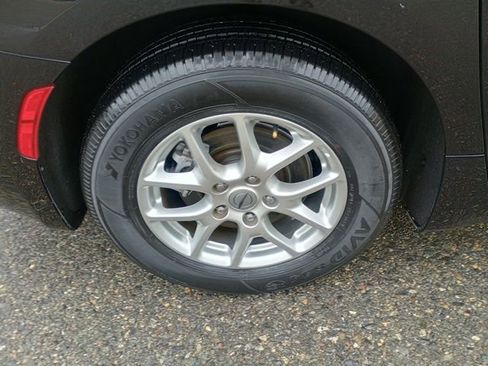 Certified 2023 Chrysler Pacifica Touring-L FWD image 11