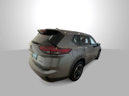 Used 2024 Nissan Rogue SV image 8