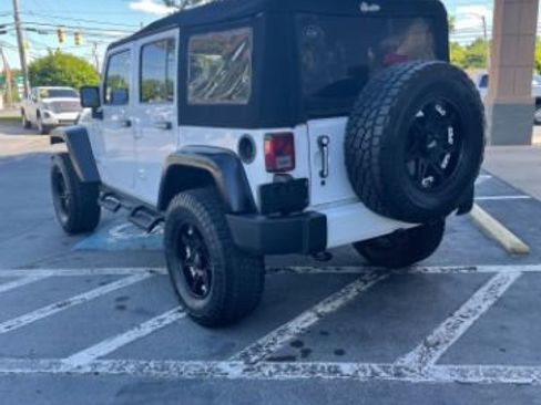 Used 2017 Jeep Wrangler Unlimited Sahara w/ Connectivity Group AWD/4WD image 7