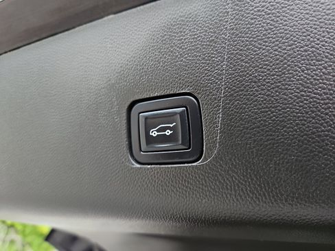 Certified 2023 Chevrolet Traverse LT w/ Rear Camera Mirror Package image 29