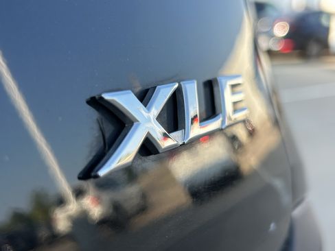 Used 2025 Toyota Sienna XLE FWD image 9