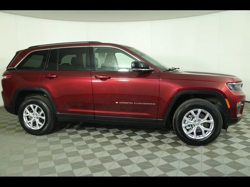 Used 2022 Jeep Grand Cherokee Limited image 2