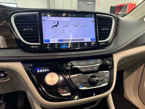 Used 2024 Chrysler Pacifica Limited FWD image 14