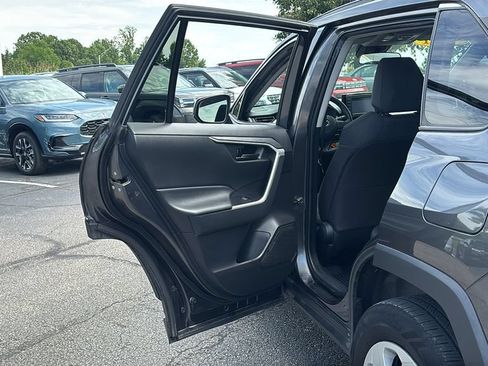 Used 2021 Toyota RAV4 LE AWD/4WD image 27