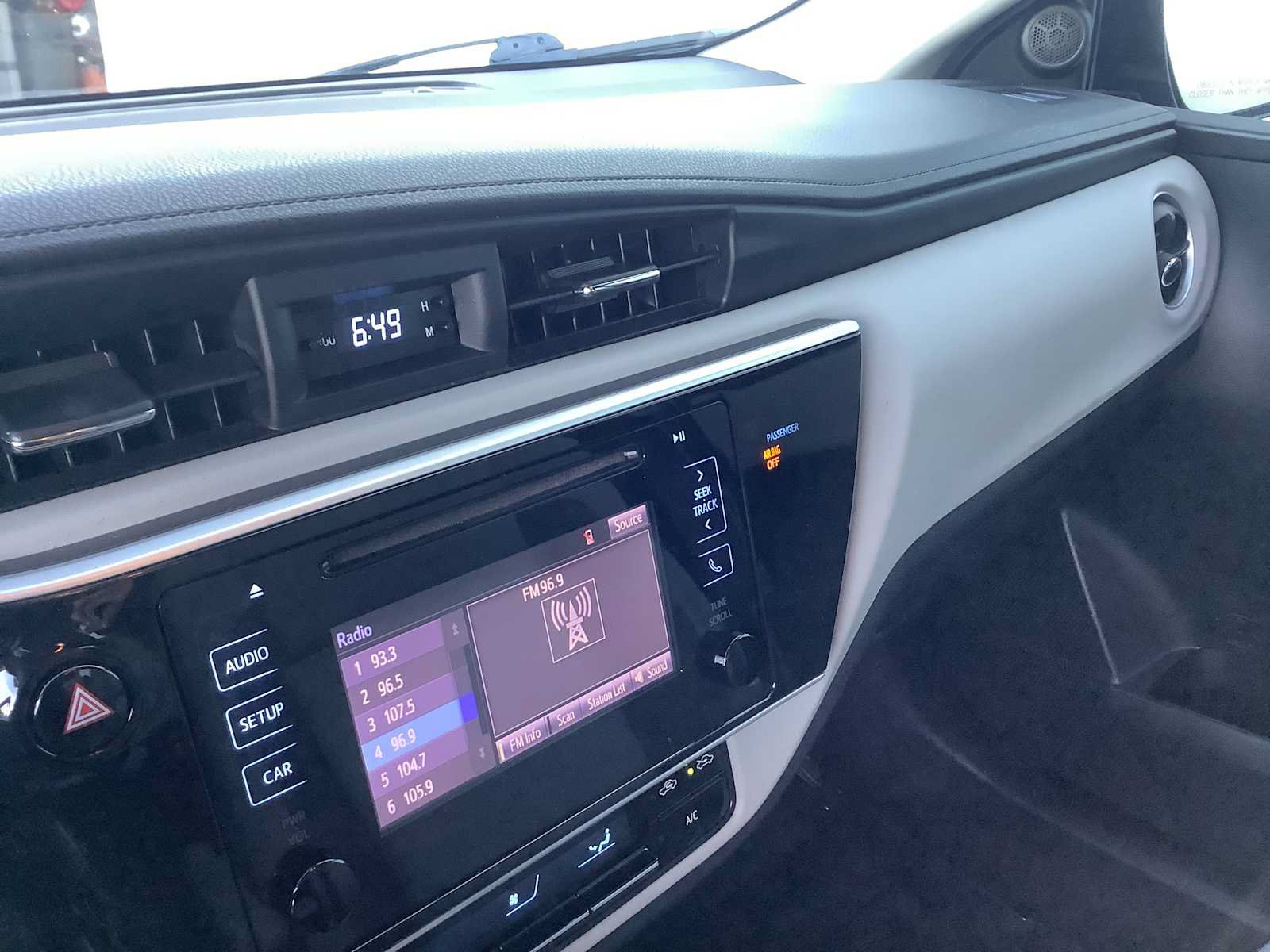 Used 2018 Toyota Corolla LE FWD image 17