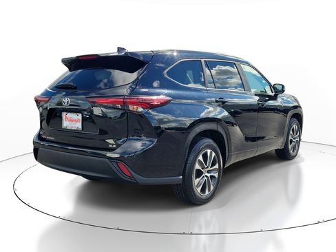 Used 2024 Toyota Highlander XLE FWD image 9