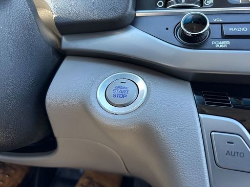 Used 2017 Hyundai Elantra Limited w/ Limited Tech Package 04 image 23