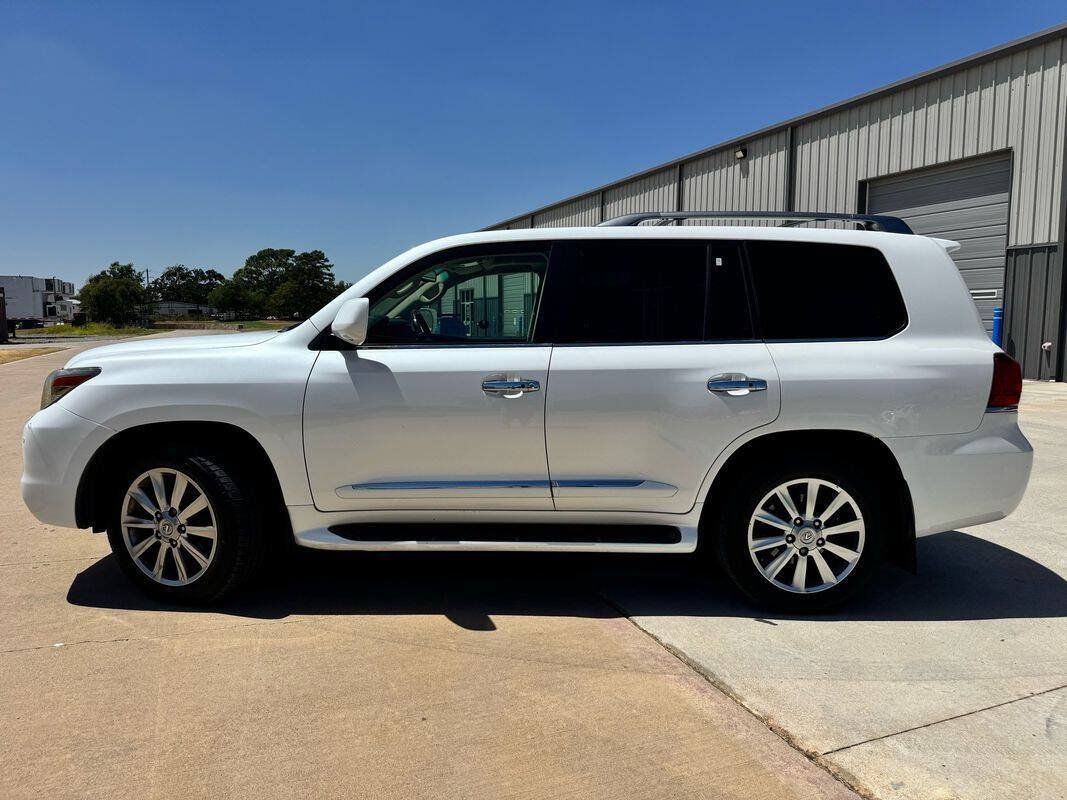 Used 2010 Lexus LX 570 4WD w/ Luxury Pkg image 3