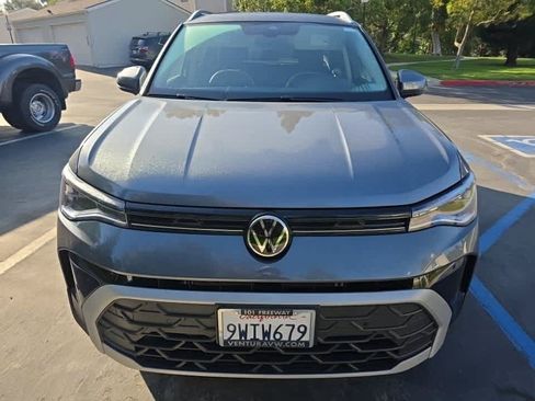 Used 2025 Volkswagen Taos SE w/ Panoramic Sunroof Package FWD image 2