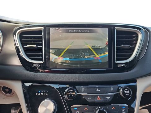 Used 2022 Chrysler Pacifica Touring-L FWD image 22