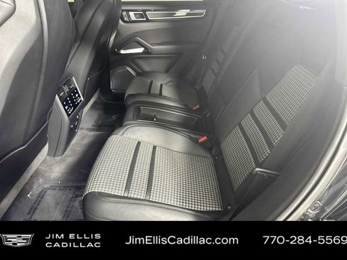 Used 2022 Porsche Cayenne Turbo S image 18
