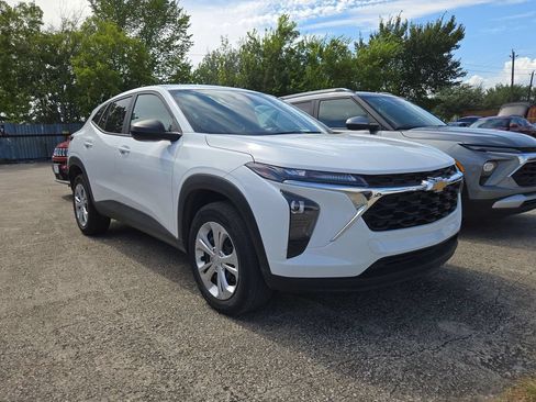 Used 2025 Chevrolet Trax LS FWD image 3