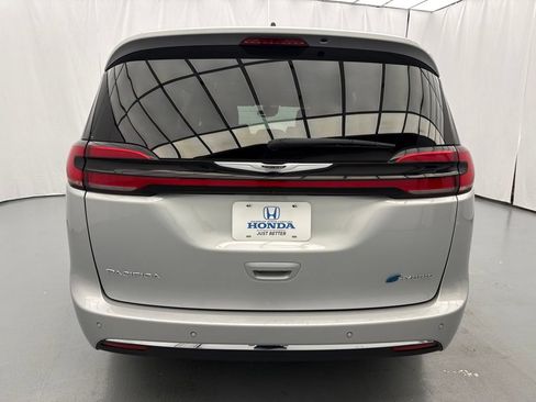 Used 2024 Chrysler Pacifica Limited FWD image 8