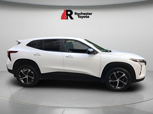 Used 2025 Chevrolet Trax RS FWD image 8