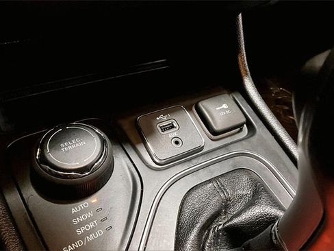 Used 2021 Jeep Cherokee Latitude Lux w/ Comfort/Convenience Group image 25