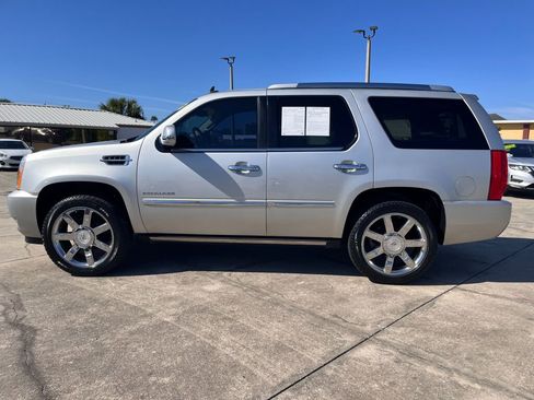 Used 2011 Cadillac Escalade Premium image 6