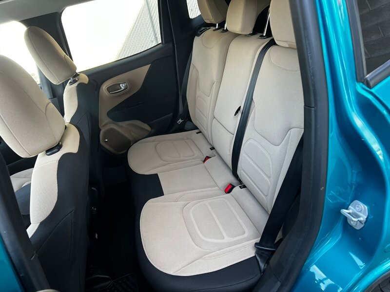 Used 2019 Jeep Renegade Latitude w/ Safety & Security Group II AWD/4WD image 17
