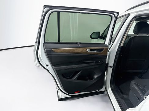 Used 2025 Volkswagen Atlas SE FWD image 27