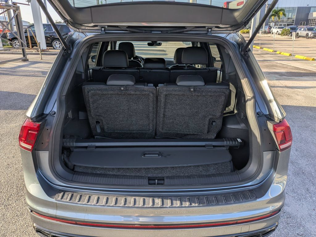 Certified 2022 Volkswagen Tiguan SE R-Line FWD image 9