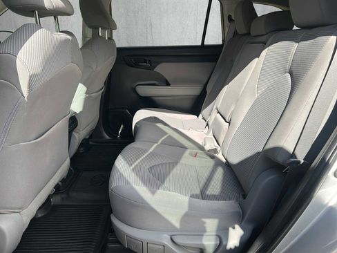 Used 2022 Toyota Highlander LE AWD/4WD image 20