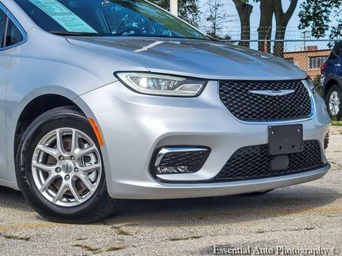Used 2023 Chrysler Pacifica Touring-L FWD image 4