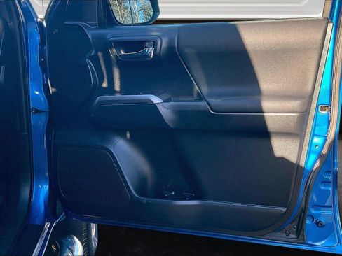 Used 2018 Toyota Tacoma TRD Sport image 18