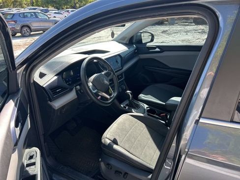 Used 2022 Volkswagen Taos SE image 5