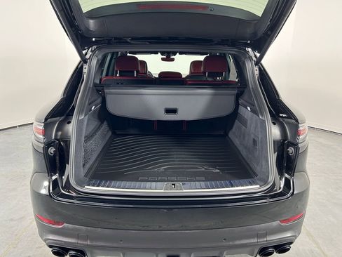 Used 2023 Porsche Cayenne AWD/4WD image 29