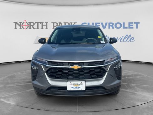 Used 2024 Chevrolet Trax LS w/ Driver Confidence Package FWD image 2